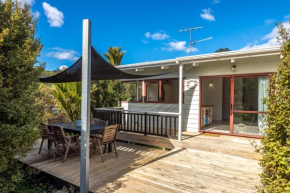 Onetangi Beach Retreat - Waiheke Holiday Home